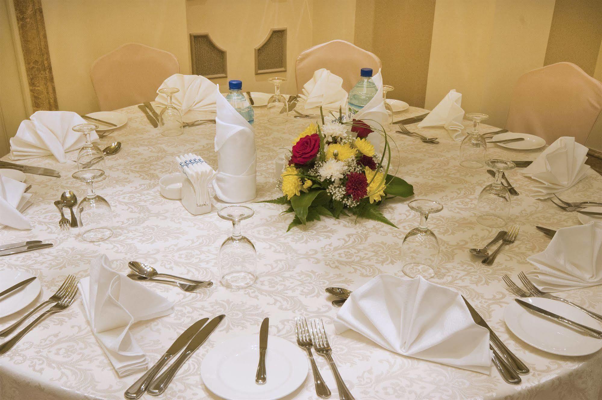 Ayla Hotel Al Ain Exteriör bild